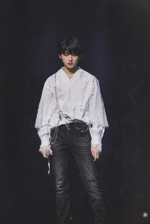 哪位小海螺有负重一万斤长大的宋亚轩单人图片,求