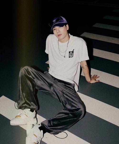 王嘉尔造型总是独特又有范,关键在于配饰的选择,果然