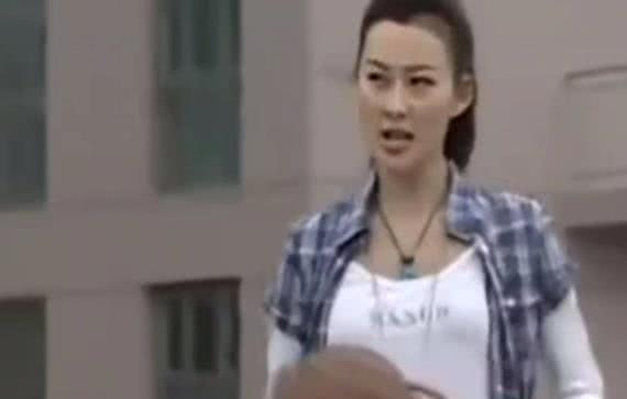 还记得《铠甲勇士》的联络人美真吗?如今身穿黑色吊带,是心动啊