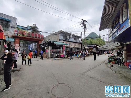 网络问政|贵阳二戈寨占道经营严重!城管不处理还收费?