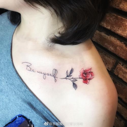 锁骨小清新红色玫瑰花苞英文字符纹身图案
