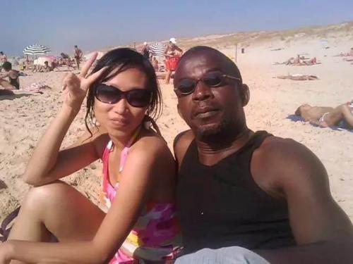 被黑人丈夫抛弃后,中国母子的生活竟如此