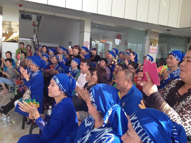 哈密市总工会开展民族团结职工联谊会