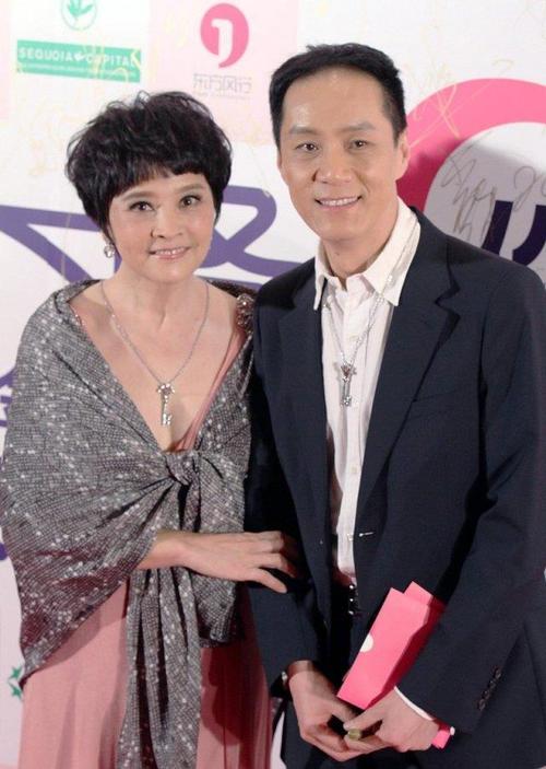 梁丹妮真有贵妇范粉色连衣裙配亮灰色披肩剪短发更显高级雅致