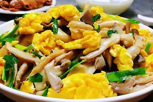 10. 营养丰富的平菇炒蛋装入盘中就大功告成啦.