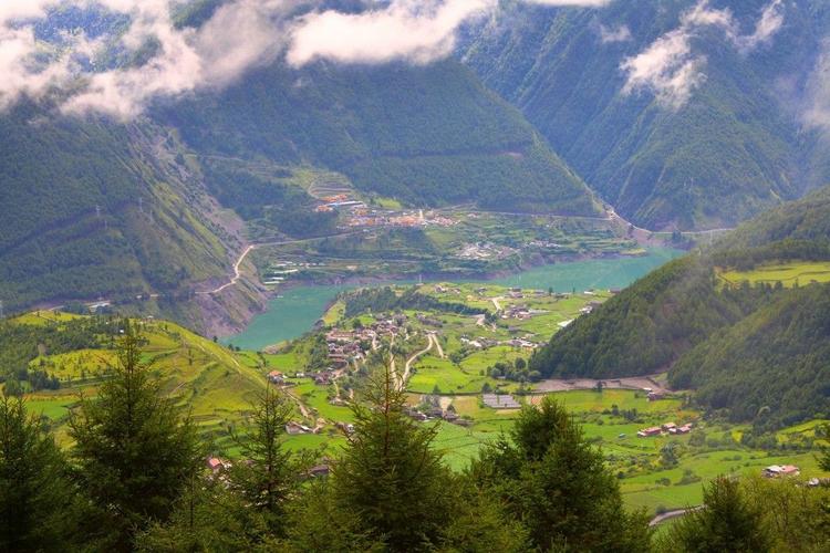 清晨,登上海拔3500米高的九龙县华丘山,天气变化万千
