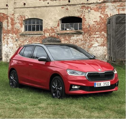 惊艳红色涂装 ,两厢造型对标大众polo ,全新斯柯达晶锐实车