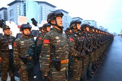 根据命令,武警北京总队15支队支队长黄继将站在武警反恐突击车方队的