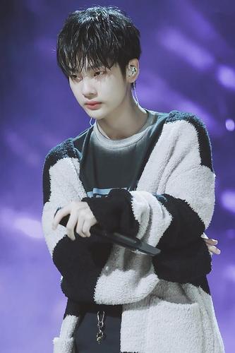 周震南单纯人设崩塌?疑似吸烟照片流出,粉丝大呼这是小饼干