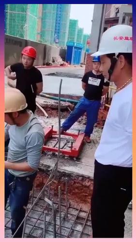 黄帽子干,红帽子看,蓝帽子转,白帽子说了算,一人干活