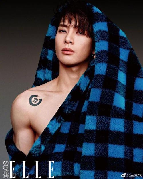 王嘉尔最新杂志写真,展现成熟魅力