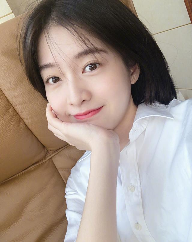 原创张雪迎穿白衬衫留着短发露出迷人笑容阳光向上自信魅力尽显