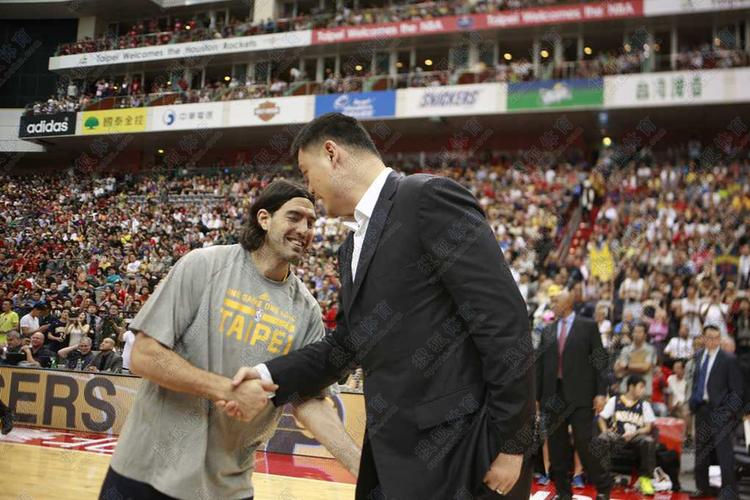 高清图:郭台铭携妻子助阵火箭 姚明斯科拉聚首