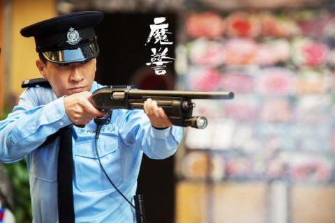 《魔警》首曝电影片段 张家辉血腥"50人斩"