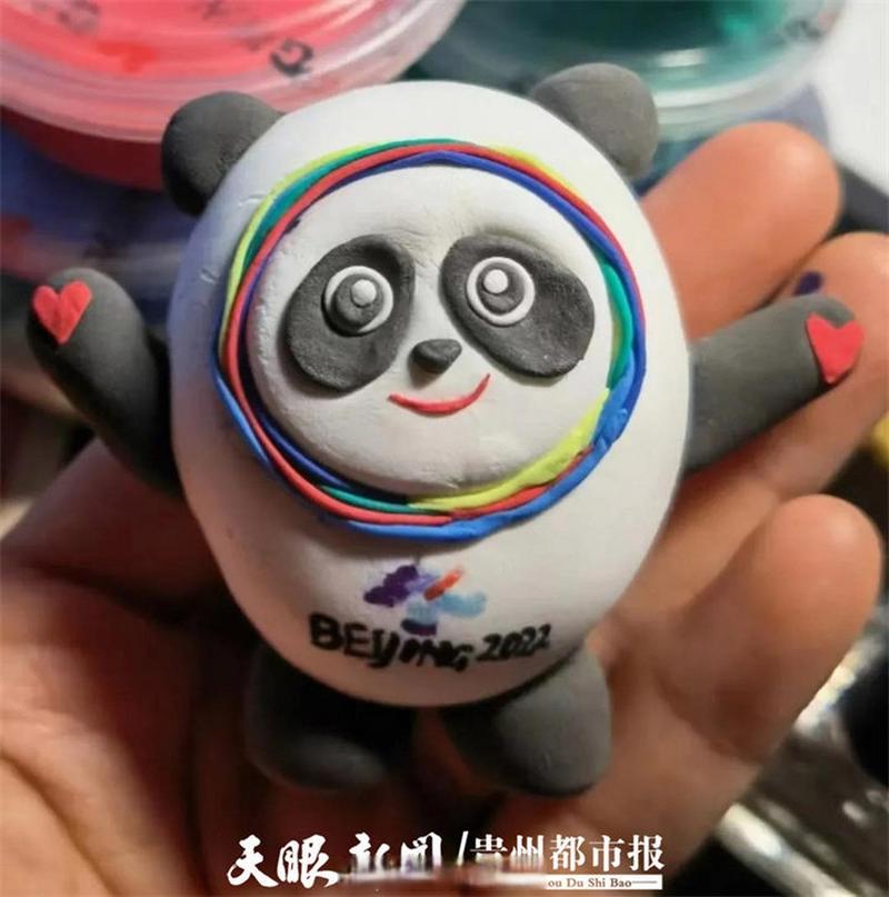 【#贵州女警手捏版冰墩墩# 是"橡皮泥墩墩"~】#冰墩墩本墩都有冰墩墩