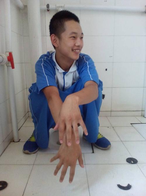 真是邪门了,他拉屎总被拍.