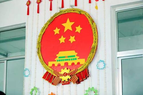 (图为水稻杆穗制作的国徽)