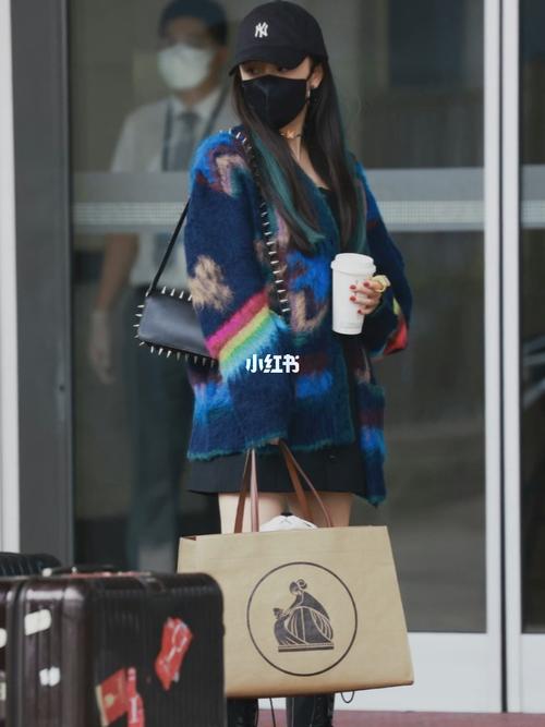 杨幂机场街拍~_杨幂_街拍_私服穿搭_穿搭_连衣裙_针织