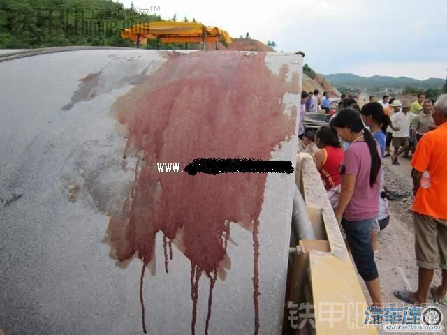 压路机将人碾压成肉饼现场惨不忍睹