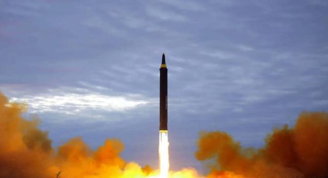 "萨尔马特"洲际弹道导弹能采用车载发射,可以携带十个分导式弹头,还能