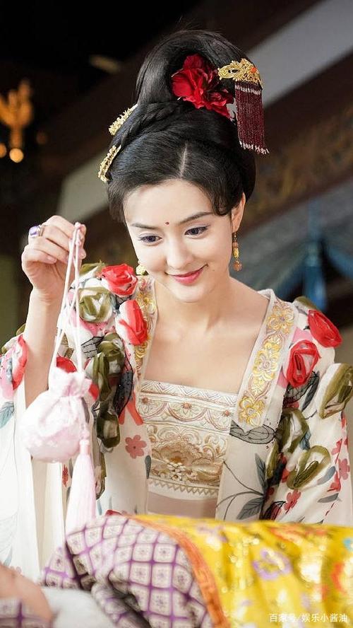 《长相守》主要讲述了千余年前的乱世中,楷旋饰演的花锦绣与孪生姐姐