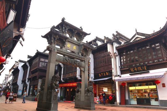 黄山脚下的屯溪老街你要这么逛可别玩成义乌小商品城