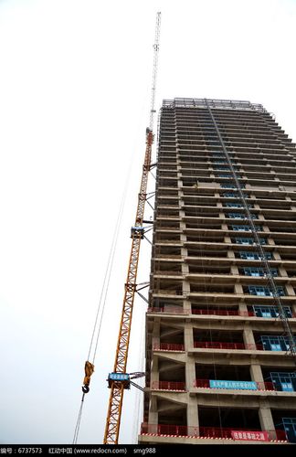 仰视在建高楼的塔吊