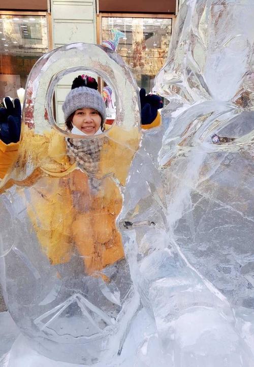 观看哈尔滨冰灯,被冻成冰人