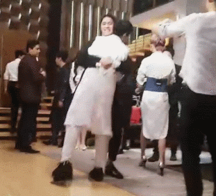 迪玛希花式抱萧敬腾还举高高,可能哈萨克斯坦缺雨吧!