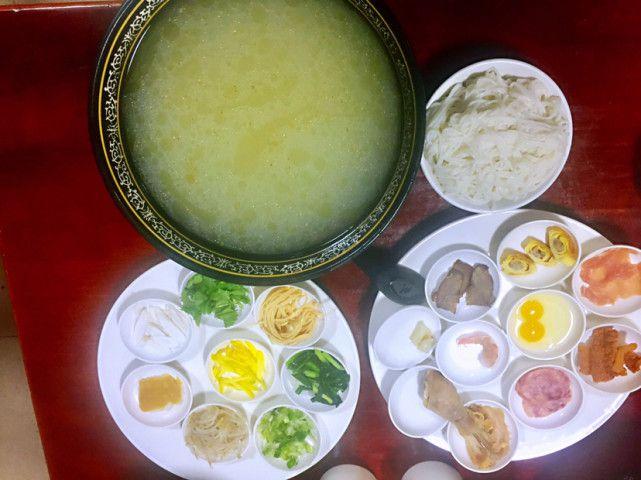 在蒙自品尝石榴,正宗的云南过桥米线,吃米线前还要先学习怎么吃