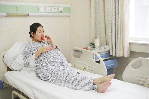 产妇怀了双胞胎二宝却比大宝晚出生一个月医生增加存活几率