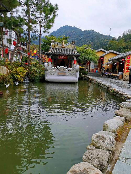 山中的梅溪小镇