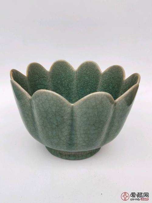 汝窑冰片莲花碗,开片明显,造型