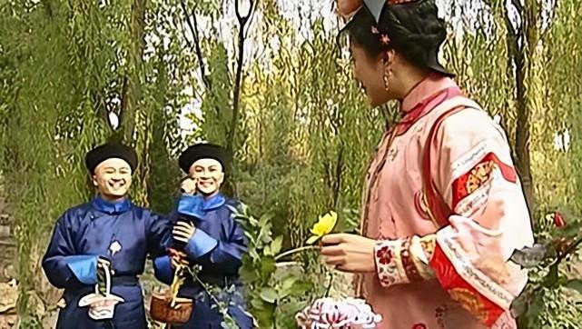 小燕子将紫薇和金锁热情的介绍给她们二人,"这两个是我在宫外的好姐妹
