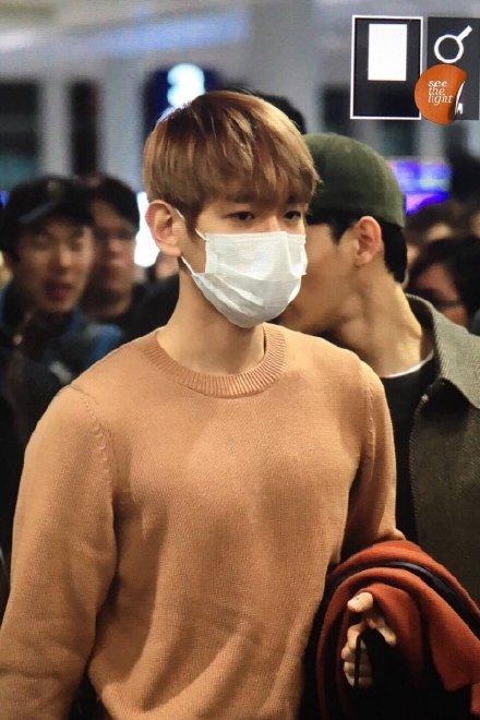 组图:好身材惹人羡!边伯贤因胸肌太壮无法给粉丝比心