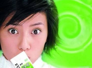 高圆圆在养生堂清嘴含片的可爱表现