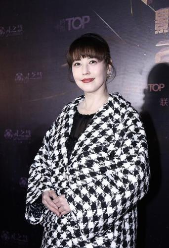 53岁周海媚拍视频分享生活近况无惧素颜出镜,长居北京仍旧单身