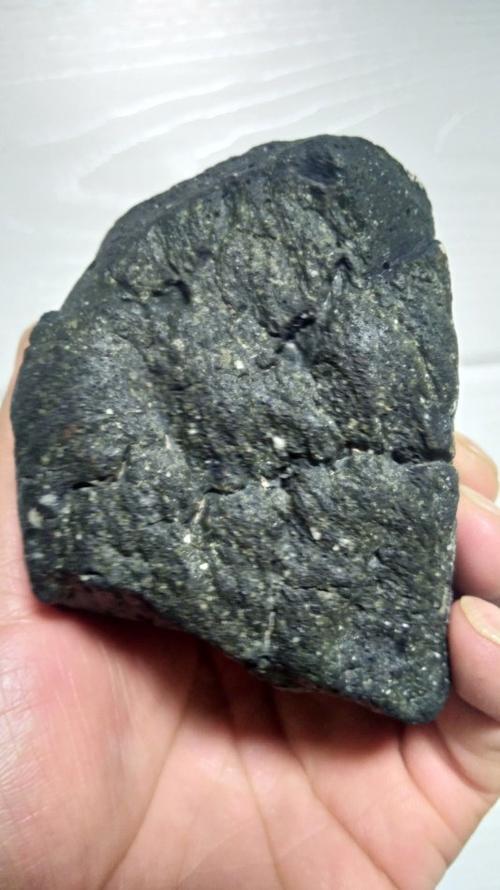 月球陨石典型的水泡状熔壳.