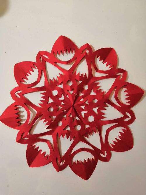 其它 传统剪纸艺术 写美篇七折花制作技法 1,将一张正方形纸对角折叠.