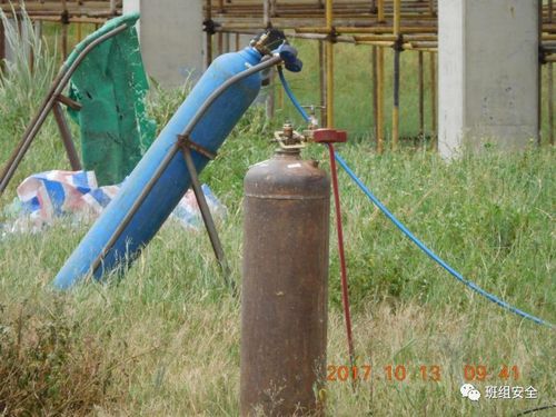 氧气瓶使用的非蓝色气管,并且已经老化开裂「解析」▼快来试一试吧!