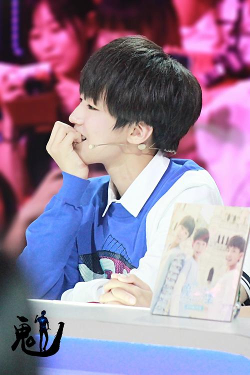 tfboys王俊凯 2014.8.28 年代秀.cr.logo