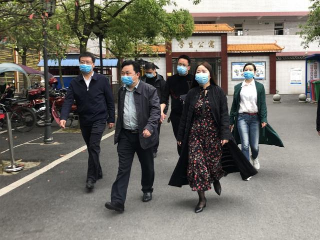 徐燕在民族中学调研督查