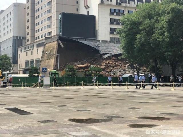 西安:今天上午,西安新城广场南侧的明秦王府城墙发生部分坍塌