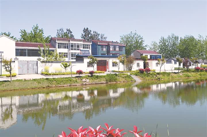 刘圩村处于万福镇地域中心,万回公路中段,村辖2个自然庄,6个村民小组