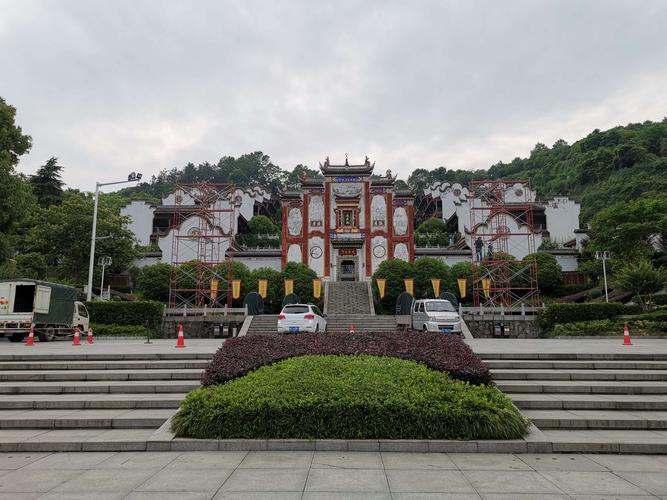 秭归屈原故里和三峡大坝!