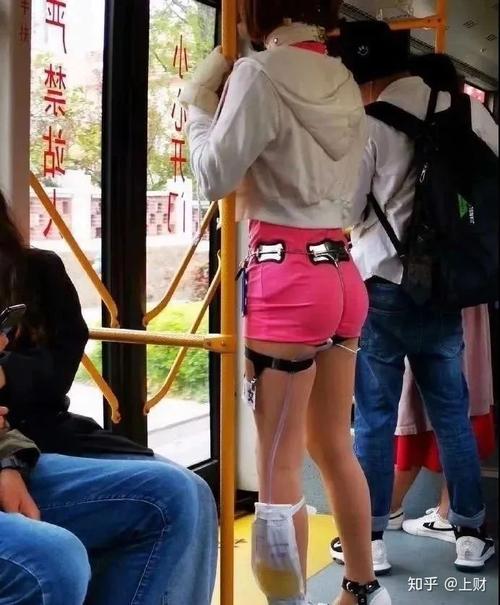 情趣用品 也有人当成一种情趣用品 脑洞大开,把袜圈变成固定跳dan和