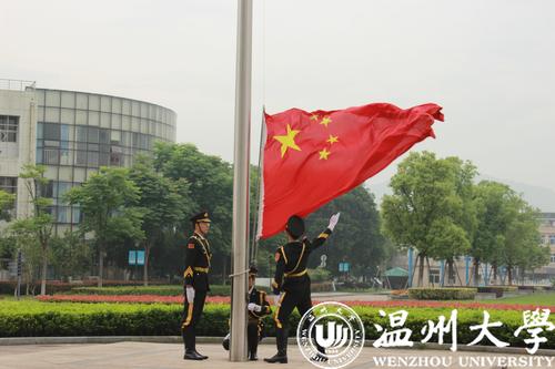 我校举行学生返校后首次升旗仪式