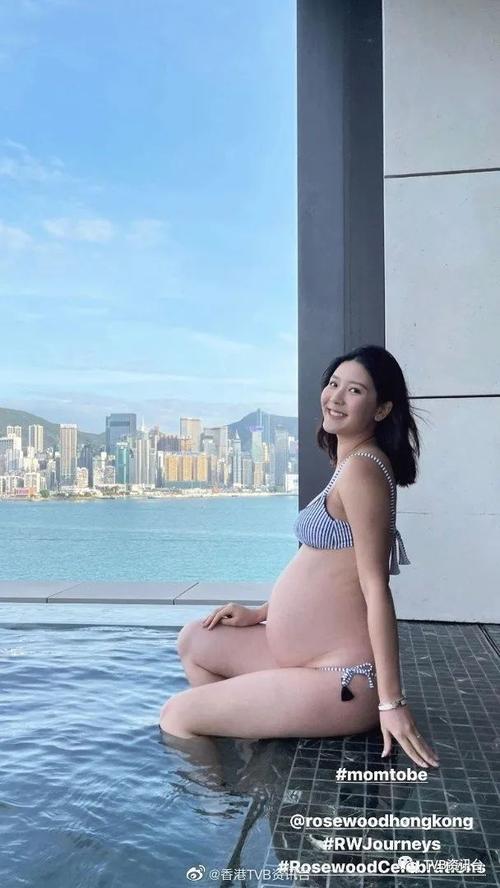 余香凝忍口闻咗当饮咗汤怡怀孕晒少女背扭腰