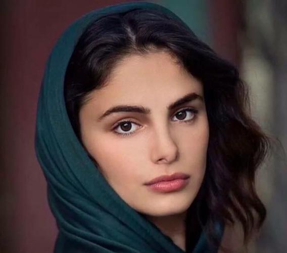 土耳其妇女很自信 在土耳其家庭中,认为小女孩长大后会成为未来的公主