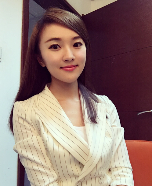 美女主持曾宝